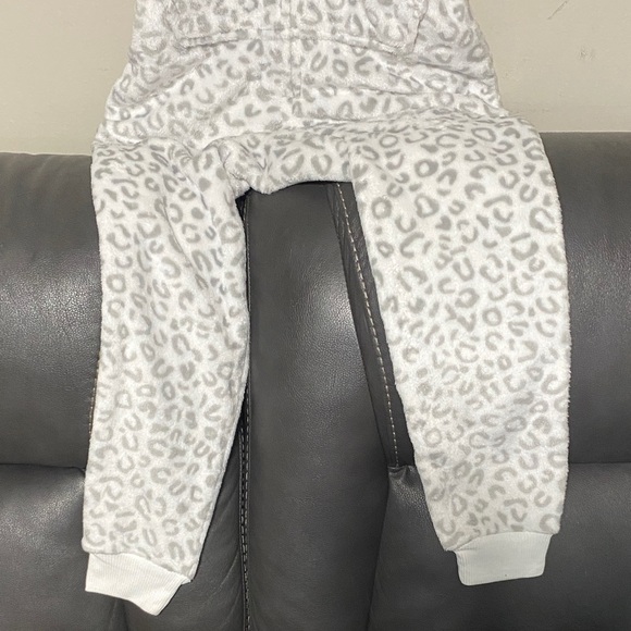 Cat & Jack White and Gray Kids Pajama Sleep Oneies - Picture 4 of 8